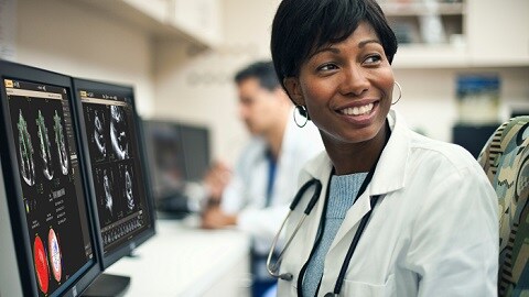 コンピューターの画面を見ている医師